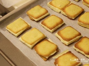 step10: 將巧克力薄片夾入兩片奶酥餅乾中，即完成。