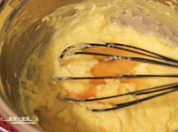 step16: 稍微放涼後，加入1/2小匙香草精、檸檬汁拌勻，就完成囉!