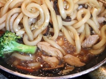 step4: 最後將烏龍麵跟所有材料混合, 煮到湯汁收9分乾