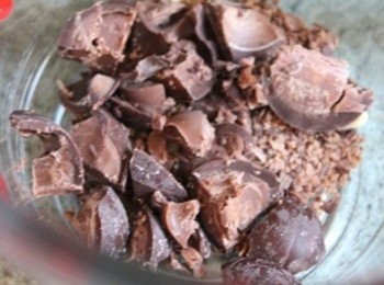 step1: 將巧克力切碎放在玻璃杯裡, 用微波加熱1分鐘至巧克力溶化 ** 巧克力可隨意選擇口味, 只要是沒有夾餡的都可以. 我用的是瑞士蓮黑巧克力 + 牛奶巧克力