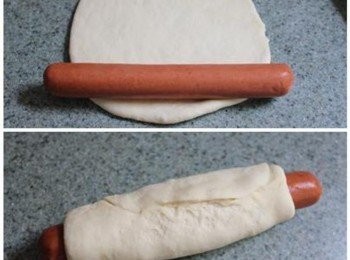 step2: 將500g麵糰分割六份, 每份約83g左右. 取一份麵糰桿開, 放一支熱狗並捲起, 收口處捏緊