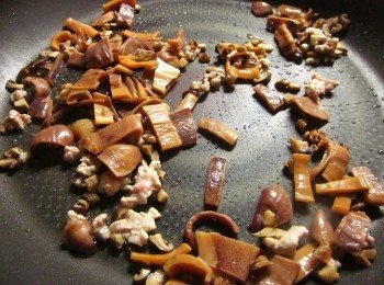 step3: 香菇(留2朵不要切要做米糕頂部裝飾).乾魷魚.豬肉切丁放鍋中炒,放醬油嗆鍋,拌入白飯,再加白胡椒 及五香粉調味