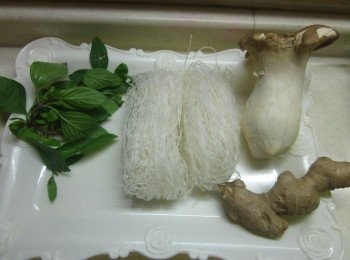 step1: 備齊材料,杏鮑菇切大塊(杏鮑菇煮的時候會縮小,太小也會沒嚼勁),粉絲泡軟,九層塔將梗摘除