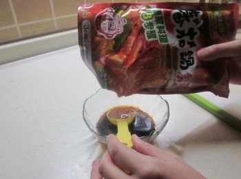 step3: 趁煎豬肋排的空檔來調醬汁 可果美蕃茄鍋高湯3大匙.醬油1大匙.味霖2大匙.糖1大匙調在一碗備用