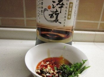 step4: 將以下醬汁調成一碗: 味全淬釀醬油露1大匙,蒜末1大匙,糖2小匙.醋1大匙.香油1小匙.紅油1小匙.辣椒末1小匙,香菜末2小匙