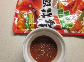 step3: 取一個烤杯, 底部以鋪可果美蕃茄鍋高湯1大匙或鋪滿,再灑一些義大利綜合香料
