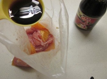 step3: 作法2.放入肉片.榖盛壽喜燒.太白粉. 黑胡椒.香油醃5分鐘