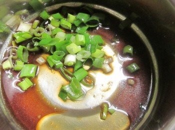 step3: 將<span class="group_2">醬汁</span>和葱花放鍋中煮0.5-1分鐘後香味溢出關火備用