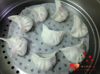 step7: 捏成月牙型等水開後放入蒸約6分鐘