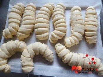 step10: 將它扭曲成各種形狀進行最後發酵,發酵約2倍大時刷上蛋液(這些要分兩次烤)