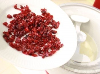 step4: 最後加入蔓越莓乾攪拌均勻。