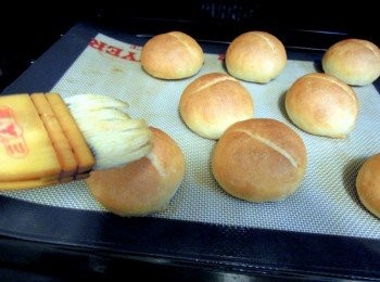step5: 烤箱220度Ｃ～230度Ｃ預熱15分鐘，麵團入烤箱烤20～25分鐘。烤完再刷上ㄧ次水。