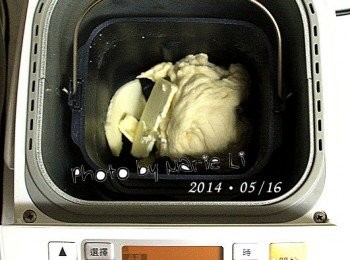 step4: 當 Mode14 行程跑過 十分鐘 左右
機器會發出酵母落下的提醒聲
這時候麵包機裡的材料都已經揉成糰狀
所以 聽到機器發出酵母落下的聲音時
待聲音停止，無需操作任何按鍵
直接將奶油手動投入容器裡
等待機器自行下一個揉麵的動作

※ 攪拌過程中奶油有可能噴出來
    請自行留意預防。

到此，就可以讓機器自行跑完整個行程
這次打出來的麵糰感覺含水性比之前的好
麵糰柔軟Q彈，有點黏又不會太黏
捏合的手感很優喔！