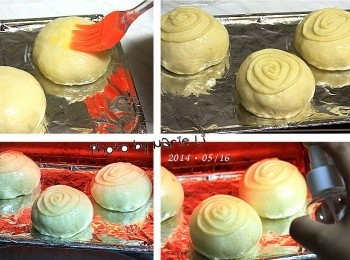 step7: 包好餡料的麵糰噴點水，蓋上濕布或保鮮膜
讓它自行做最後發酵，約需 30~40 分鐘

※ 此次將最後發酵時間縮短是因為
    這次的酵母以溫水溶解似乎比較活躍
    麵糰聞起來有淡淡的酒味，所以不建議發酵太久

再來為發酵好的小餐包表面刷上一層蛋液
用卡士達醬在上方畫出螺旋狀的漩渦
就可以送進預熱好的烤箱中烘烤

為了防止無法調溫的小小烤箱
會很快地將小餐包給烤焦掉
中間還是來回做了數次的噴水動作
並留意麵包表面上色的狀況做位置調整