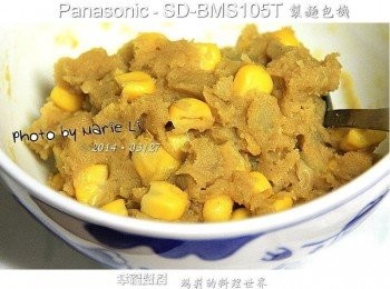 step8: 另一款是應弟弟要求想吃的咖哩麵包 內餡作法簡略說明如下： 馬鈴薯洗淨去皮，切成小塊丁 盛裝在一只碗公裡加入一小塊即溶咖哩 放進電鍋，以外鍋一杯水量蒸至熟軟 取出後稍微壓碎一半的馬鈴薯成泥 另一半小丁塊狀留著以增加口感 加入糖、奶油一起拌勻 因為是要當牛角內餡，不宜太濕 所以如果太乾拌不動的話 請自行斟酌添點鮮奶做中和，不要太多喔！