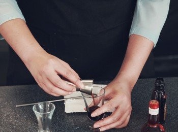 step1: 首先倒入20ml咖啡酒做最底層酒的部份