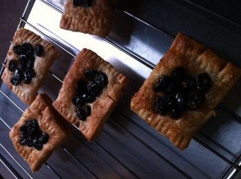 step6: 焗爐盤可先掃1曾薄油並放上酥皮用180度焗15-20分鐘