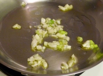 step3: 起另一鍋，倒入橄欖油，放進蒜末、蔥白爆香