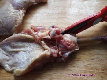 step2: 解凍後冲水吸乾水份之後, 用剪刀沿鷄脾骨剪開.
另外:  準備醃浸酒: 鹽2茶匙, , 清水半杯, 薑 4片,葱 1條切粒, 花雕酒半杯拌勻醃浸無骨雞肶1小時以上.