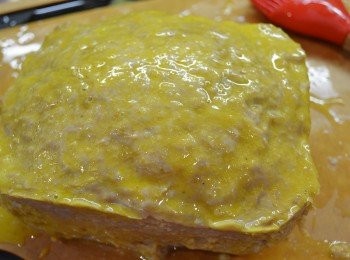 step7: 稍放涼，將午餐肉倒扣出來，表面刷上蛋黃液，上蒸鍋再蒸5分鐘至蛋液凝固即可。（因為不想浪費蛋黃，才把蛋液掃上去蒸，不喜歡的可以不加。）