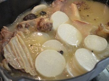 step6: 當牛腩煮腍後，加入鹽和白蘿蔔塊續煮約 20分鐘即可。