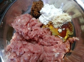 step4: 豬肉用醃料拌勻備用