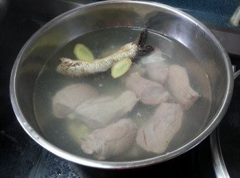 step2: 彭魚鰓洗淨鰓裡的沙,與瘦肉一起用2片薑出水3分鐘