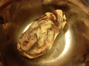 step5: 然後將2份麵粉團再次搓在一起, 不過不用搓得太均勻, 如果唔係做唔到雲石效果