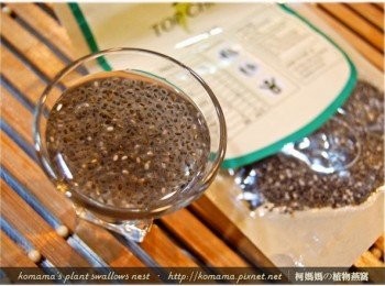 step2: 奇亞籽先放入開水中，攪拌一會，浸泡30分鐘後備用。