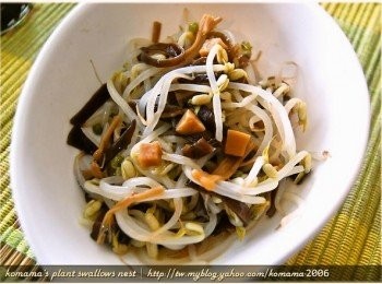 step4: 最後加入黑木耳菇菇醬，稍微攪拌一下，並淋上些許醬汁，即可立即動筷享用！