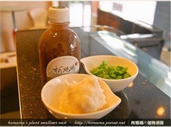 step1: 事先準備黑木耳養生露、花枝丸與蔥花等<span class="group_1">食材</span>。