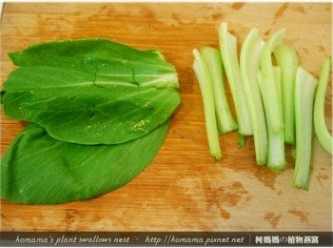 step3: 將青江菜洗淨後，自葉片與菜梗處切斷，葉片先用滾水過燙一下。