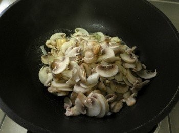 step2: 將磨菇切片洋蔥切細絲狀，起鍋奶油炒香配料