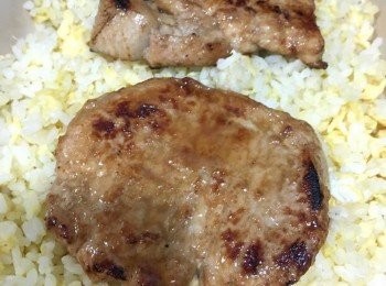 step6: 放少許油落鑊把豬扒煎至兩面金黃撈起