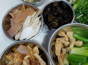 step2: 洗淨材料，雞用【<span class="group_3">醃料</span>】醃15分鐘。