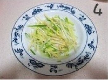 step4: 蔥薑切絲，墊在蒸魚的盤子底部