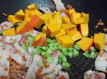 step4: 加入帶皮南瓜.青花菜梗