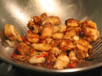 step2: 鍋加入麻油，小火煎香蒜頭與薑片，煸炒後放入魚肉片，