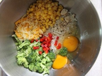 step2: 綠花椰菜洗淨切小塊，青辣椒切碎。取一容器，入玉米粒、綠花椰菜、紅甜椒丁、青辣椒碎、起司絲、雞蛋、麵包粉、黑胡椒、蒜粉，攪拌均勻。