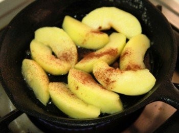 step3: 鐵鍋加少許奶油，放入蘋果片與少許奶油、砂糖，小火煮至奶油與砂糖呈焦糖狀即可(不要煮太軟，口感不佳)。