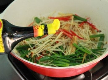 step4: 原鍋再加少少油，放入蒜末、洋蔥略炒出香氣後，將韮菜、金針菇、蔥段、紅辣椒絲炒香後，放入瀝乾水份米線與牛肉片，加美極鮮味露調味，加些醬油讓米線裹上醬色拌炒入味(可依喜愛增加辣味)，起鍋灑上少許白芝麻即完成。