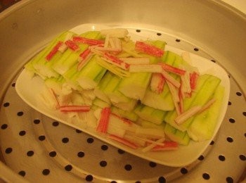 step3: 3.在大同電鍋上擺上蒸架ˊ放上處理好的食材ˊ鍋內放入米杯半杯的水