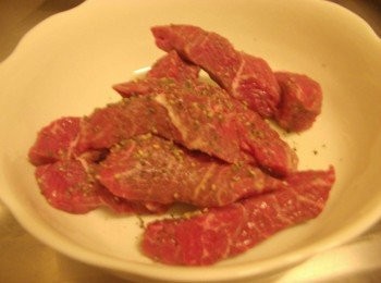 step2: 牛肉灑上黑胡椒粉稍微抓一下ˊ讓其更有味道