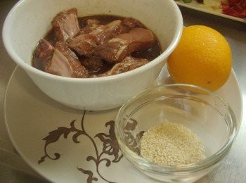 step1: 先準備好所需<span class="group_1">材料</span>，排骨先以<span class="group_2">排骨醃料</span>醃漬入味約20分鐘， 蒜頭切細末ˊ香吉士切片(備用)