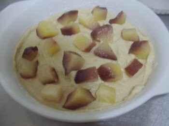 step6: 完成的麵糊倒放於模具上ˊ稍為抹平ˊ然後隨意放上酒漬洋梨ˊ 送烤箱烘烤30~35分鐘即可