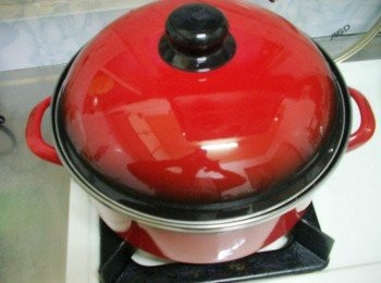 step3: 6.燒透酒精後大火滾個5分鐘ˊ蓋上鍋蓋再用小火燉煮35~40分鐘即可