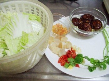 step1: 先準備好所需<span class="group_1">材料</span>ˊ
香菇先泡軟切絲ˊ 蝦米先用米酒1大匙浸泡ˊ干貝擦乾水份備用