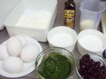 step1: 事先準備工作: 雞蛋將蛋黃蛋白分開(蛋白不可以沾到蛋黃ˊ水份ˊ及油脂) 低筋麵粉ˊ玉米粉ˊ先過篩ˊ抹茶粉以少部分煉奶水先調勻ˊ烤箱先170度預熱備用