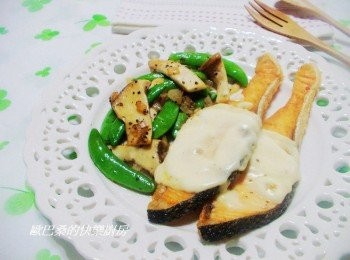 step9: 簡單的魚肉料理ˊ在義式餐點中能當主菜享用喔ˊ 美味鮮嫩鮭魚加上蔬菜和簡單淋醬ˊ 馬上有不同的風味ˊ試試看哦。