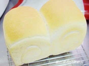 step5: 完成後取出放涼ˊ如果沒馬上要吃可用密封袋裝好ˊ 麵包才不會因為水份蒸發而變乾硬。